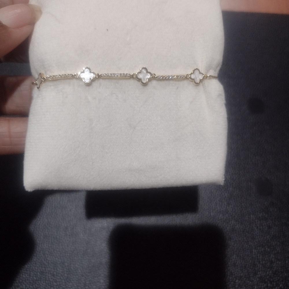 Elegant Gold and White Clover Bracelet